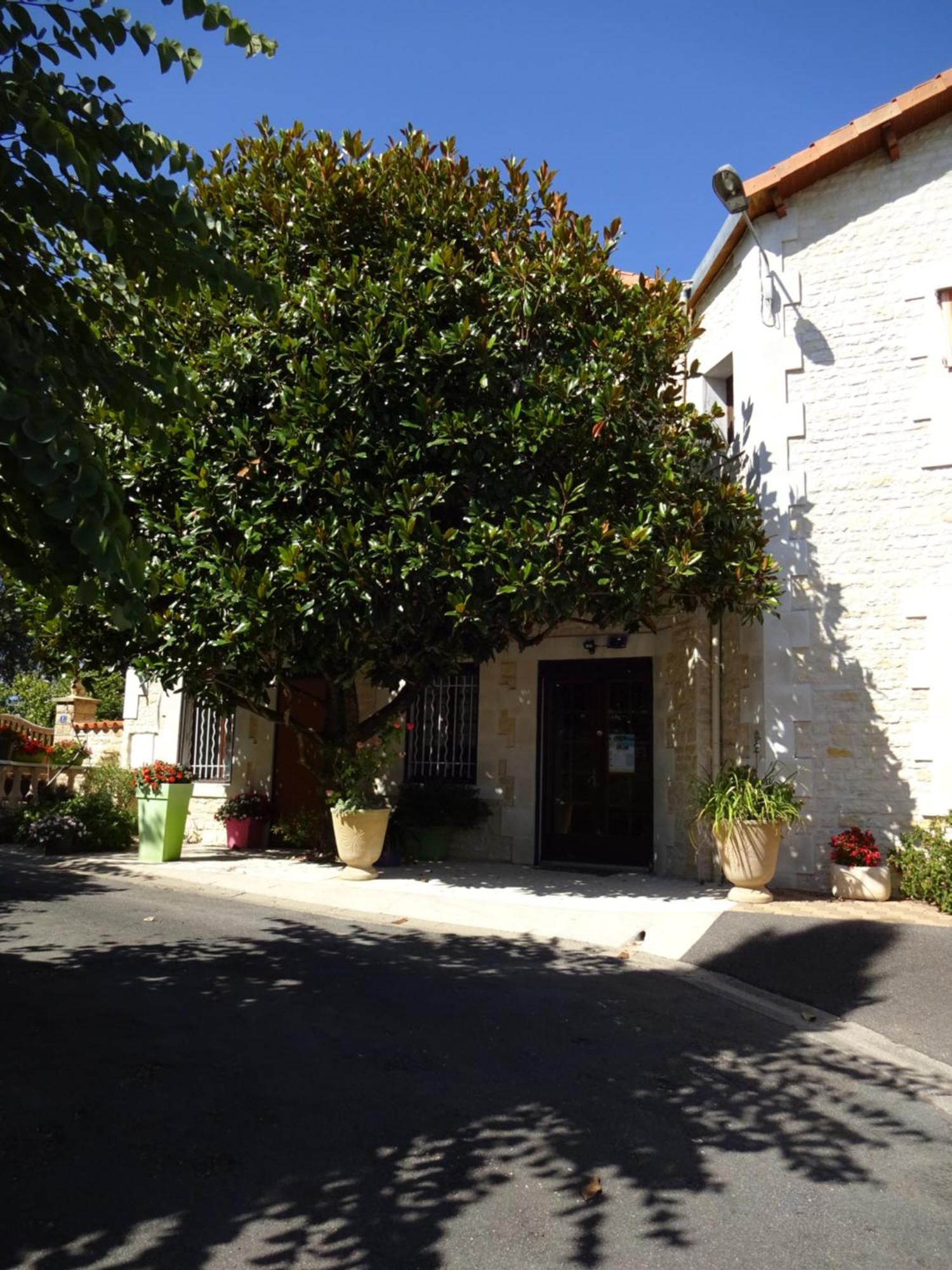 Aux Orangers Hotel Luxé Exterior foto